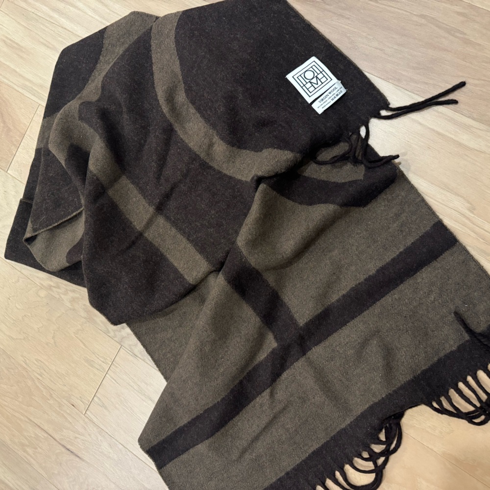 Toteme wool anagram scarf. nwot - Picture 3 of 4